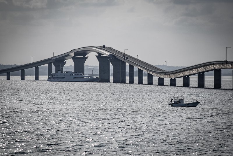 伊良部大橋です．2015年1月に竣工した全長3,540メートル の長大橋．通行料金を徴収しない橋としては日本最長