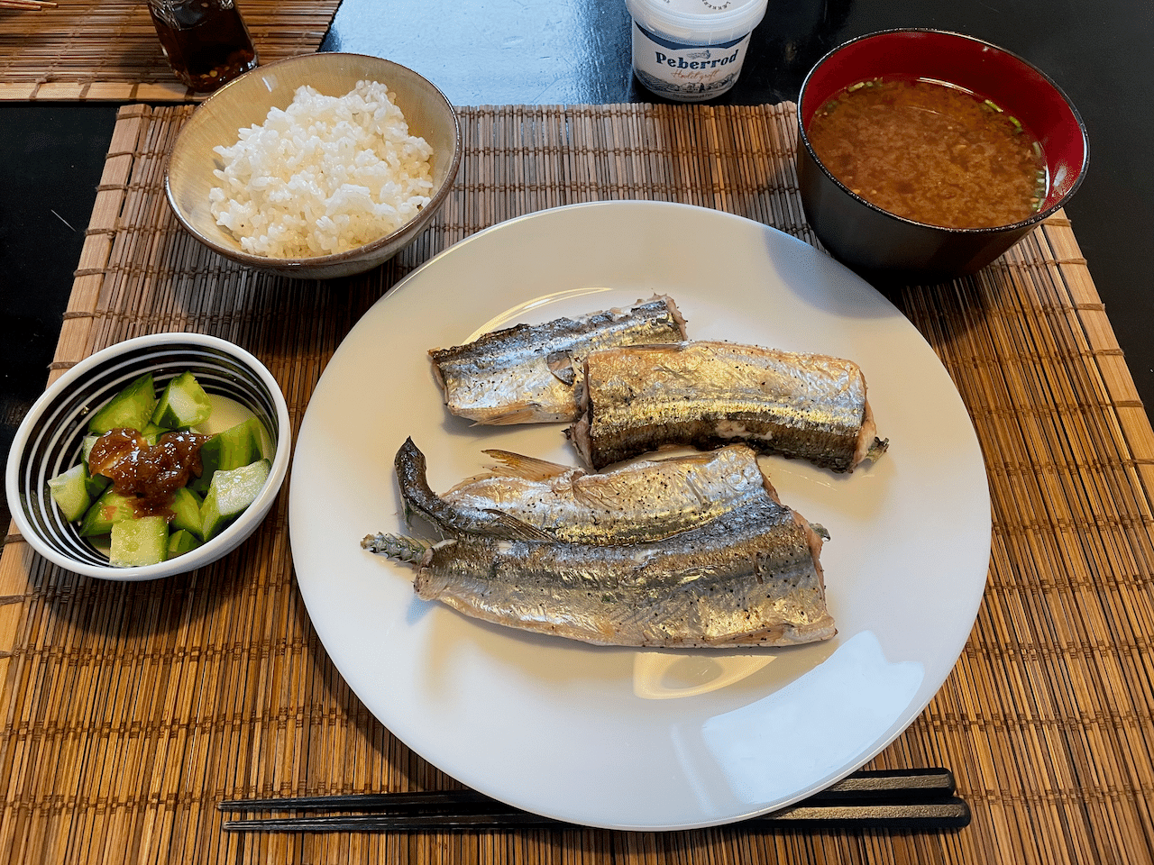 今日のご飯は、塩焼きHornfiskにジャガイモと玉ねぎのお味噌汁ときゅうりの梅おかか和え♪ いただきまーす! 画像6