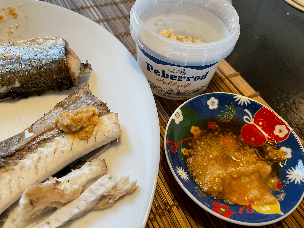 デンマークのスーパーでは、Peberrod(Horseraddish)という西洋わさびを刻んだものが売られています。実はこれが焼き魚にぴったり! 大根おろしとわさびを合わせたような風味で、醤油をちょっとかけると美味美味〜🤤 これ超オススメです! ちなみに、Hornfiskは、鯖や秋刀魚に比べて脂が少なく、クセのない白身魚。塩焼き&Peberrod醤油のコンビネーションが美味しすぎて、ご飯を3杯もおかわりしちゃいました(お腹いっぱい 笑) 画像7