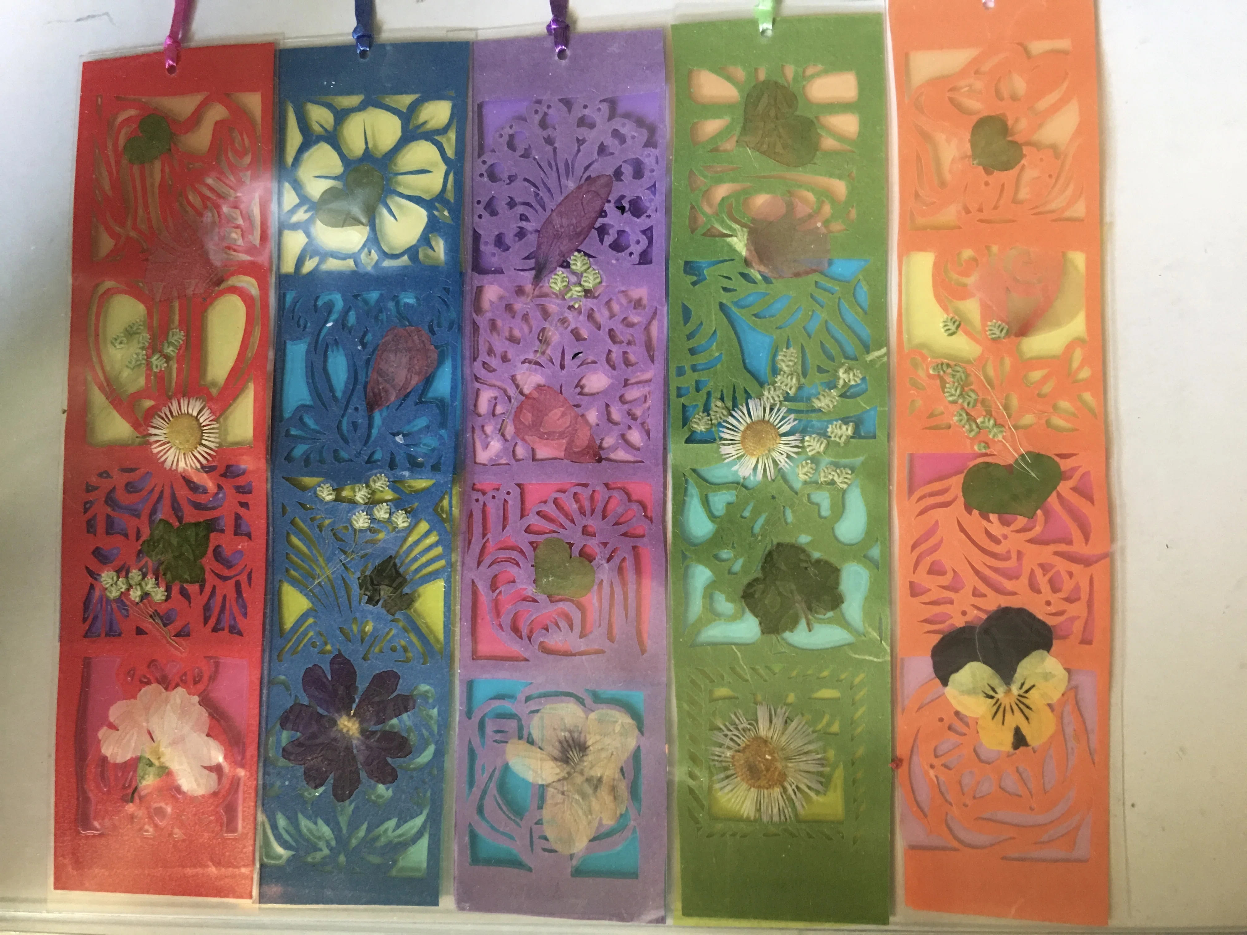 切り絵アート栞 アールヌーボー花模様と押し花 Frau Schnitt Note 切り絵アート栞 アールヌーボー花模様と押し花 Frau Schnitt Note