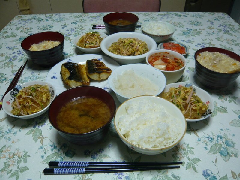 一昨日の晩御飯　ご飯　味噌汁　塩サバ　春雨サラダ　常備菜