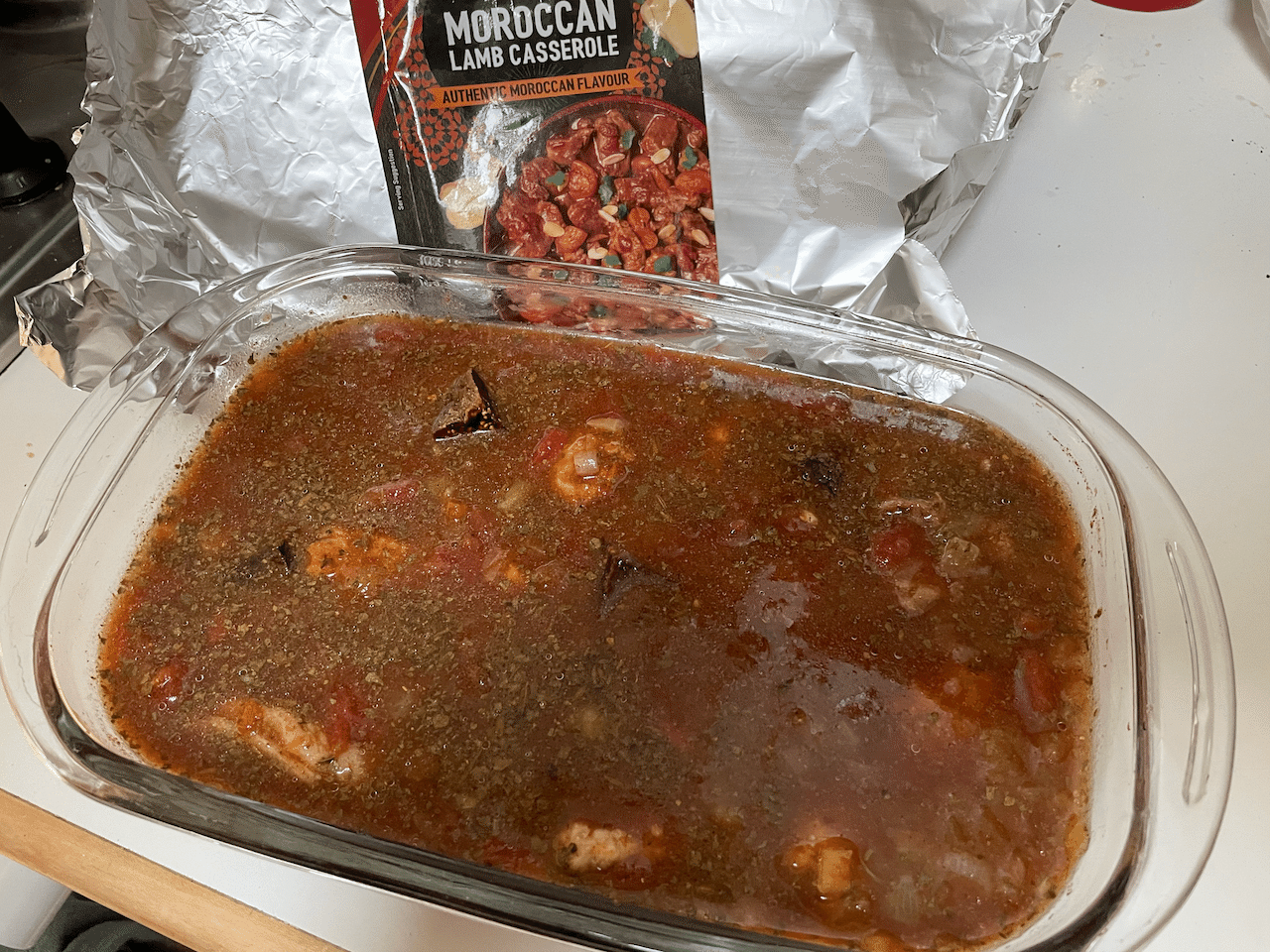 オーブン用のキャセロールの中に炒めた玉ねぎとラム肉を移し、トマト缶、水350ml、干しいちじく、そしてSchwartzのスパイスミックスを投入!! ただ、ラム肉が少し足りないかも・・・と思ったので鶏ミンチで作った肉団子も入れてみました。 画像4