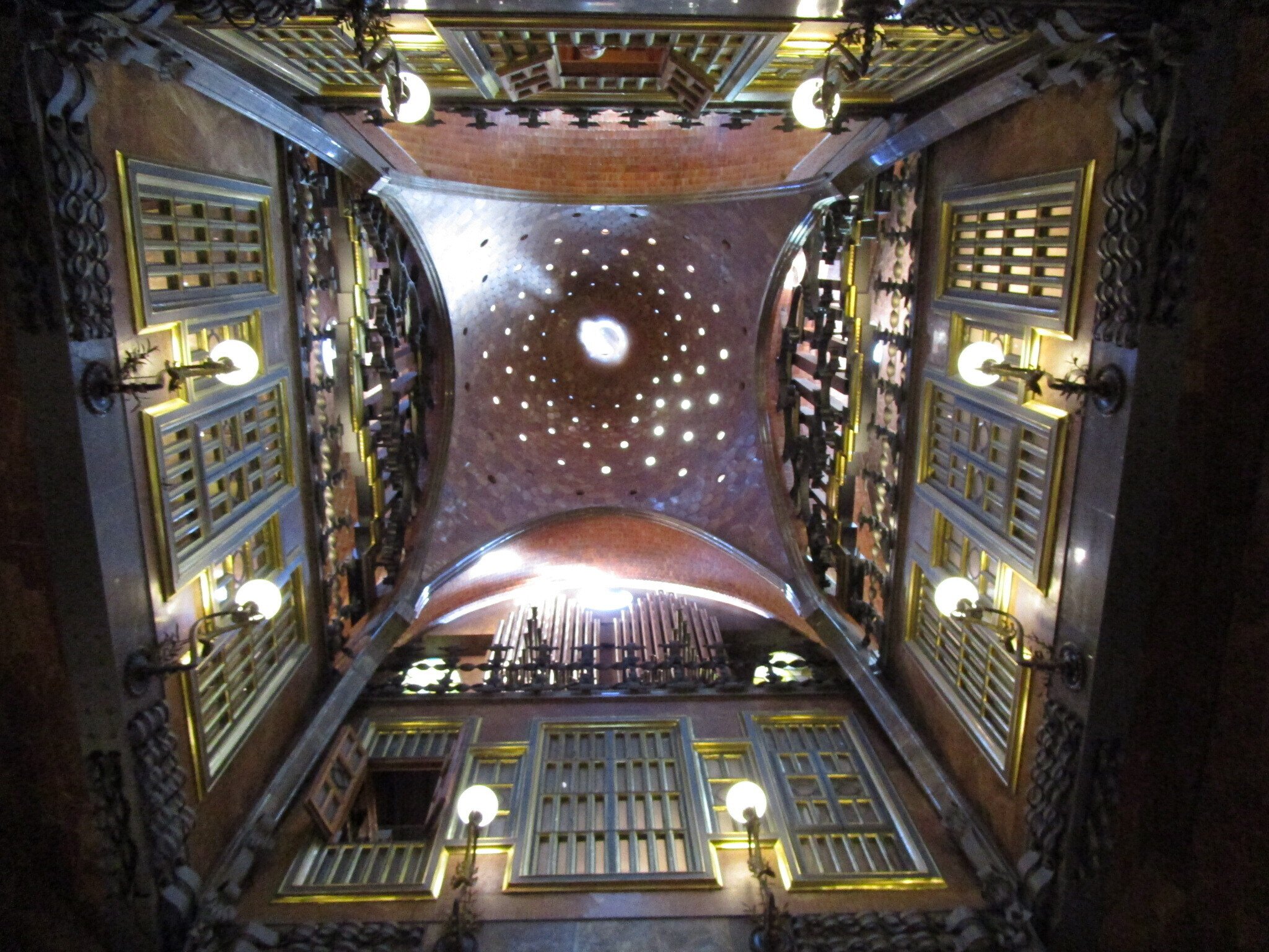 今日の一枚 スペイン グエル邸で思わず見上げた天井 世界５０か国を旅した旅人takae Note