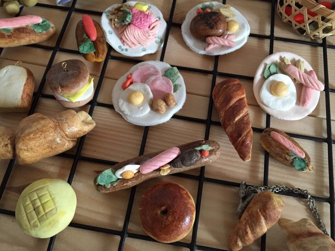 紙粘土でアクセサリ パン Poporin Note