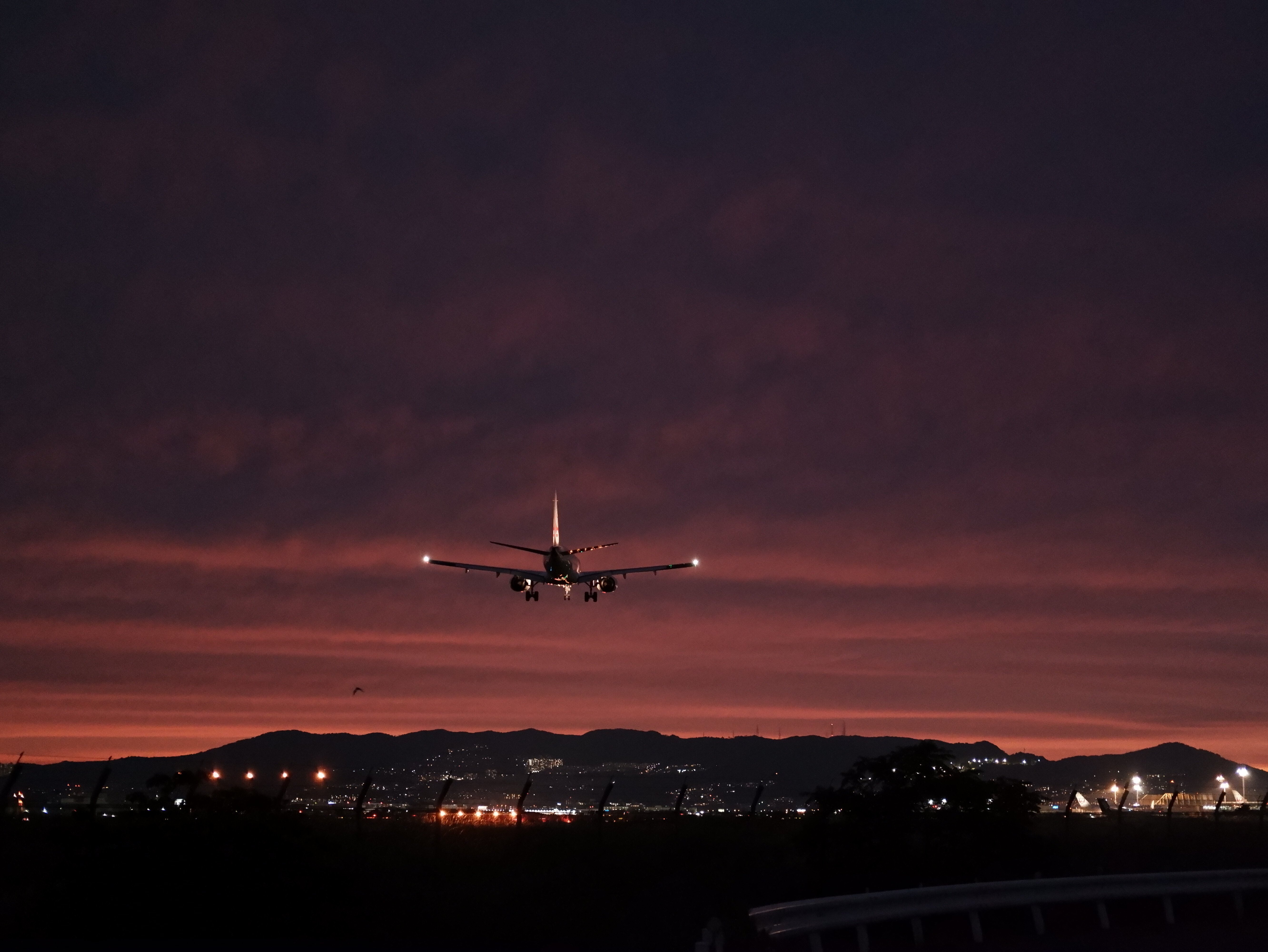 夕焼けの中を飛ぶ飛行機 しみp Note