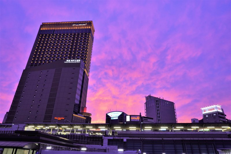 JR神戸線・三ノ宮駅周辺の開発が進んでいます。ある日の駅前広場から見た夕空。何とも言えない空の色に、思わずシャッターを押してしまいました。