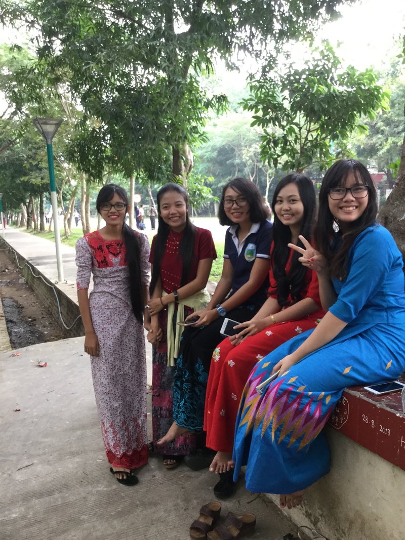 ヤンゴン大学構内にて（正門から続く道の途中）