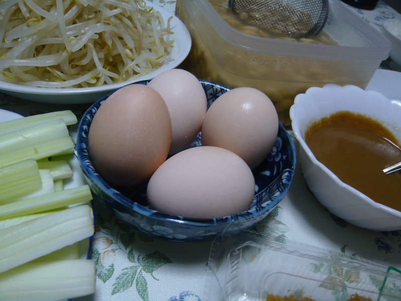 今日の晩御飯は茹で物３品！！１品目はゆで卵