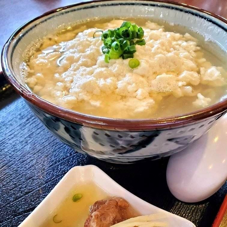 沖縄の食材を語るうえで豆腐は欠かせません中でもゆし豆腐はぜ絶品ですそんなゆし豆腐がのった沖縄そばいただきました(ﾟAﾟ;)ｱﾂｰ