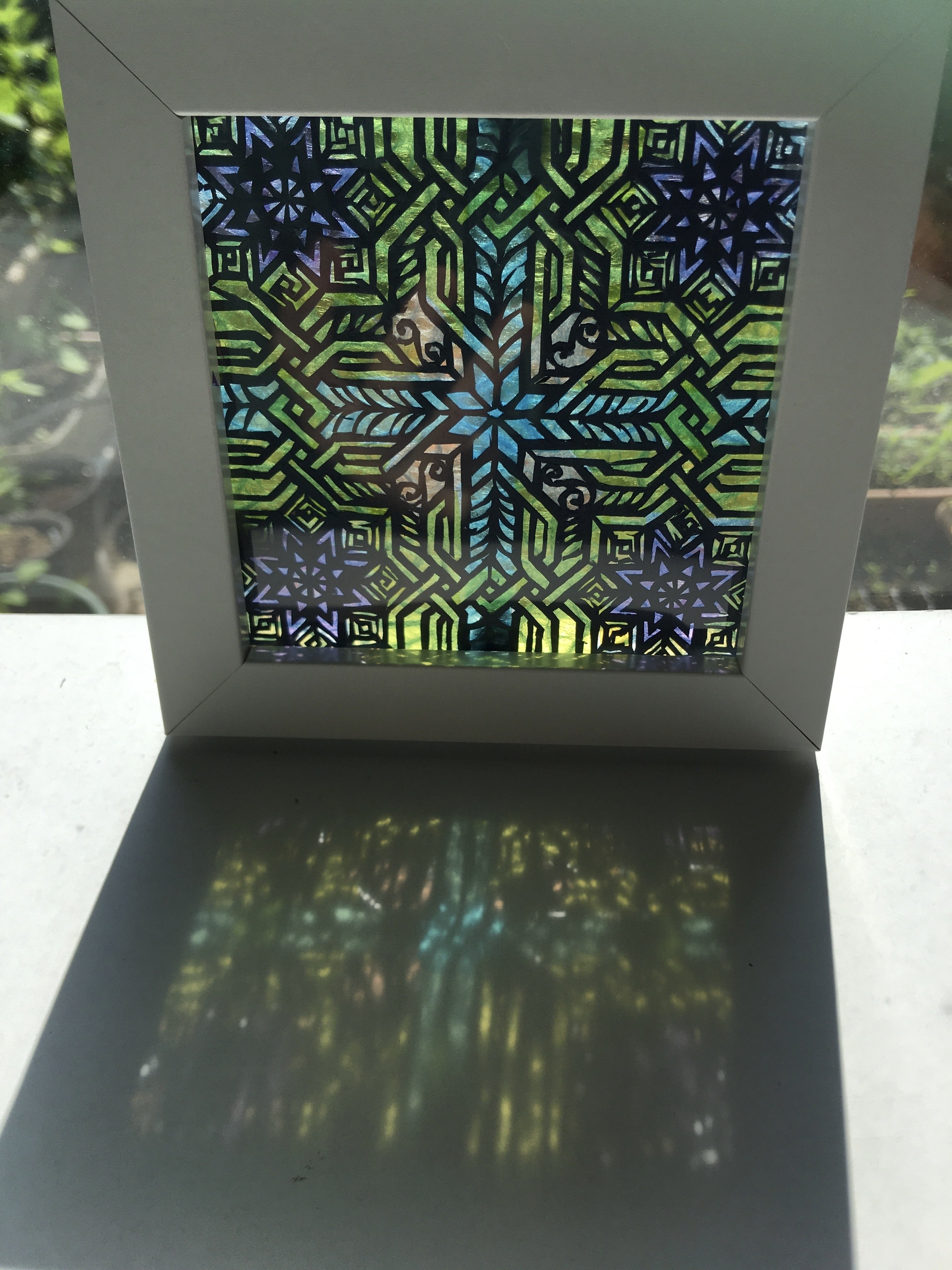 切り絵アート ステンドグラス風幾何学模様 紺 Frau Schnitt Note