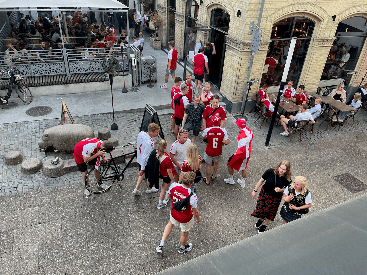 今日のオーフス市は、赤いユニフォームと国旗で賑やかでした! なんたって、サッカーのUEFA Euro (欧州選手権)で、デンマーク対ベルギーの重要な試合の日だったからです。エース選手のエリクソンが試合中に倒れ、フィンランドに負けてしまったデンマーク。競合ベルギーに勝たないと後がない状況なので、応援に熱が入ってました。 画像1