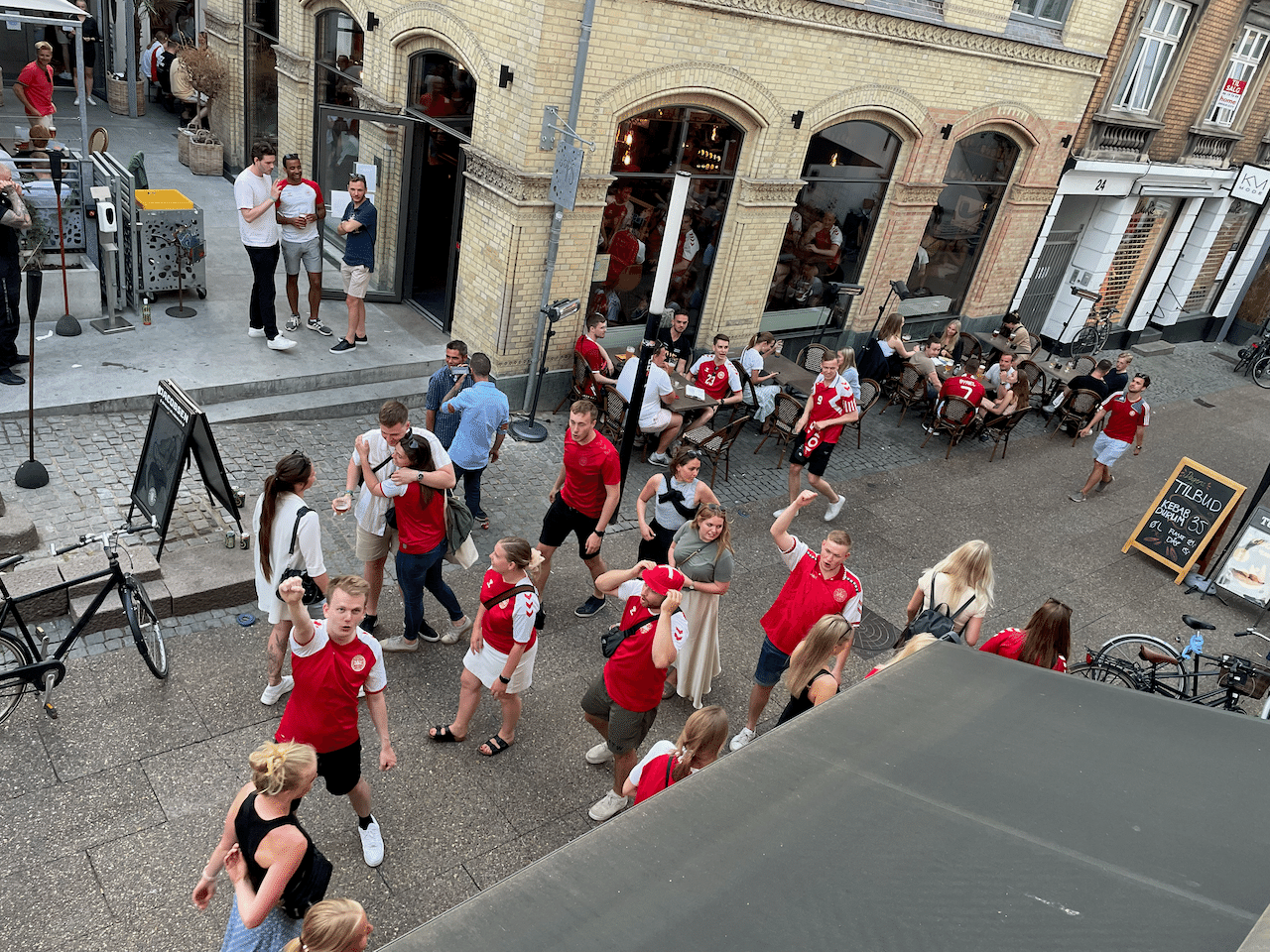 そして驚いたことにキックオフ直後にデンマークが先制ゴール。市内の盛り上がりは本当にすごかったです。街中のファンも見事なガッツポーズです 画像2