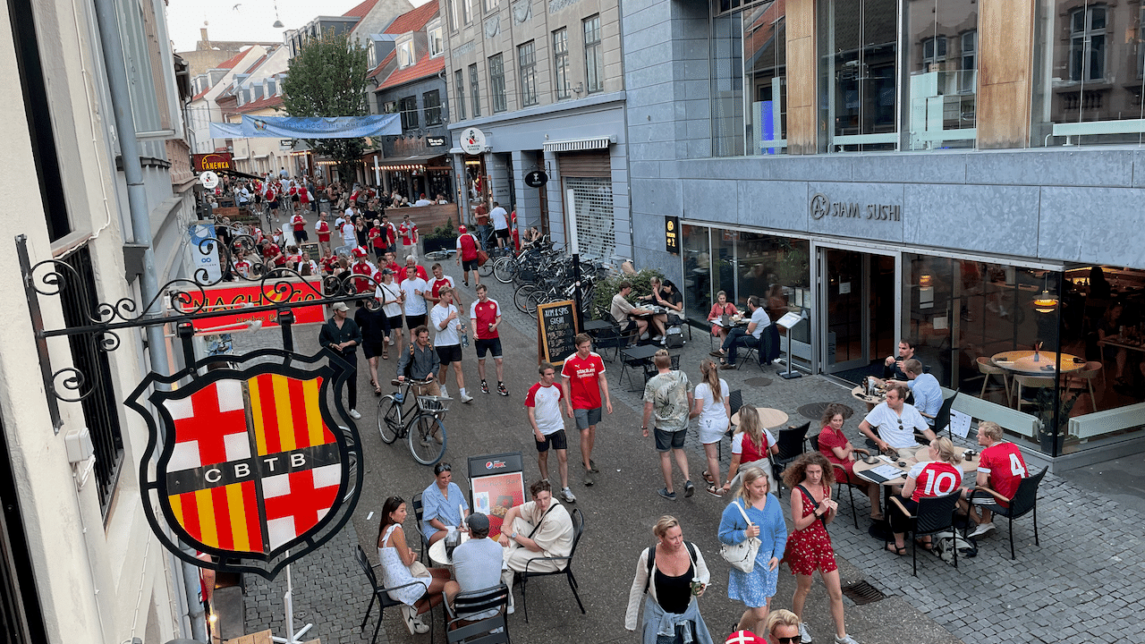 かなりいい試合を展開しましたが、残念ながらベルギーに対して2対1で負けてしまいまいした・・・。がっくりな人も多い感じでしたが、コア選手のエリクソン抜きでベルギーに先制ゴールできたのは凄いなぁと思います。でも残念ながらデンマークは予選敗退。サッカー熱は今日で終わりかもしれません。残念だなぁ。 画像4