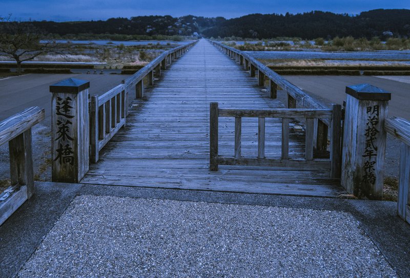 閉門にあたって人の流れがなくなった蓬莱橋．夜の帳へと消えてゆく瞬間に明治の姿を垣間見る想いをいたしました．