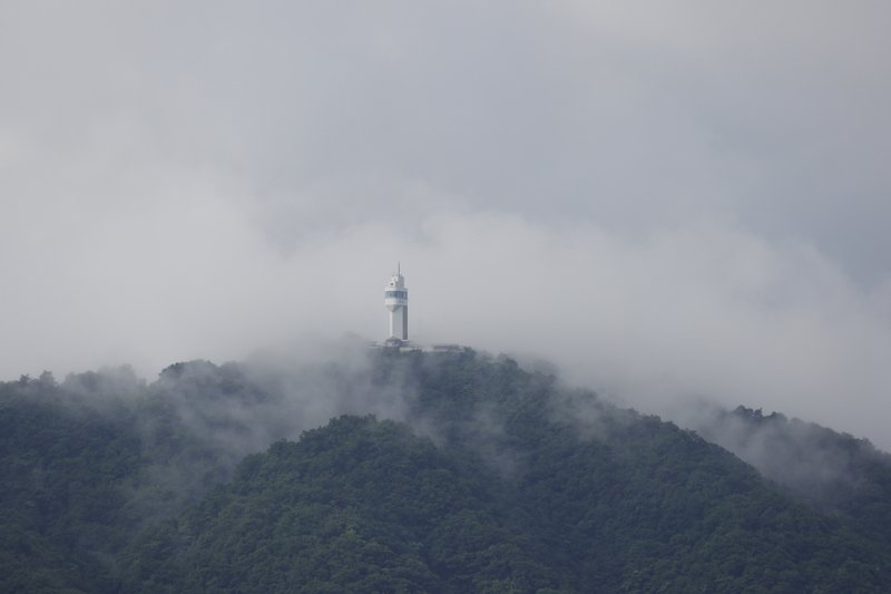 梅雨の雲は低い。五老ヶ岳スカイタワーは、雲に隠れたり出たり。