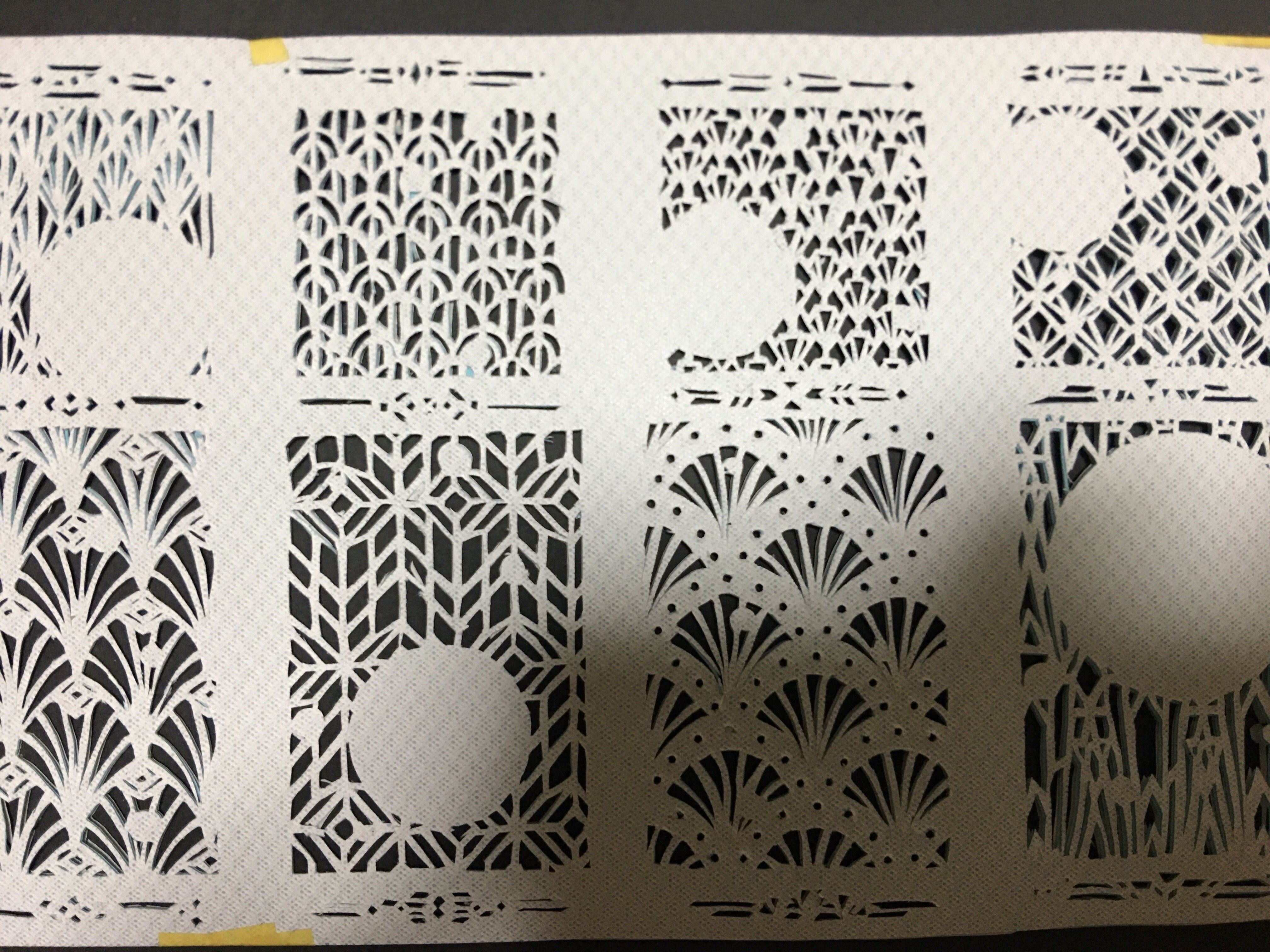 切り絵アート 暑中見舞い用グリーティングカードの下絵切り途中 Frau Schnitt Note