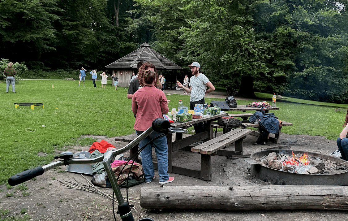 焚き火をしたRiis Skov (リスコー) の森は、オーフス市内から徒歩15分ぐらいで行ける森林公園。散歩やマラソンにとても良いところですが、焚き火・BBQ施設があり、事前予約をすれば気軽に焚き火パーティを開くこともできます。 画像2