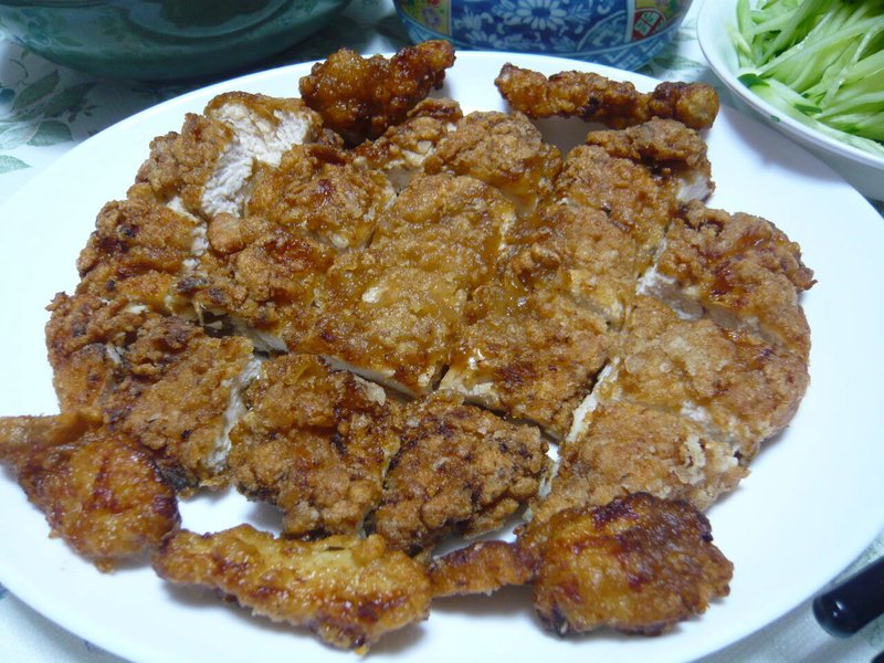 今日の晩御飯は台湾唐揚げの「大鶏排（ダージーパイ）」！！鶏ムネ肉１枚を薄く延ばして揚げます(*´▽｀*)