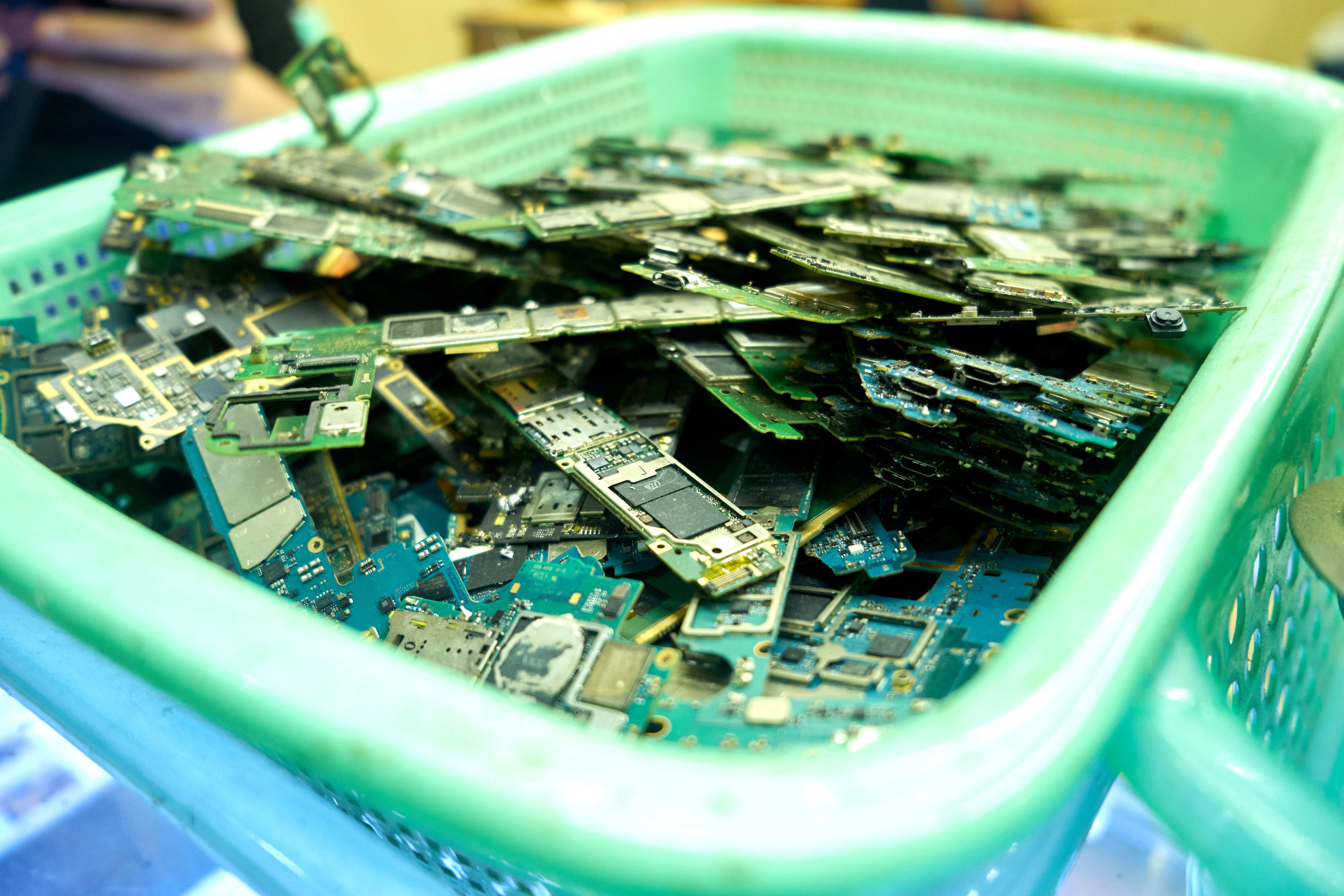 廃物スマホから使える半導体チップを抜き取って目方で売る廃物市場 最近の半導体不足で 寂れていたのが息を吹き返す Takasu Masakazu Note
