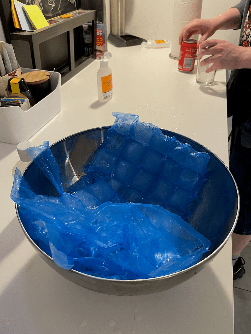 実はこの製氷袋、会社のキッチンエリアにも置いてありました。ボウルに入っている氷袋を自分で割り、取り出した氷をコップの中にポイポイと入れると、冷たい飲み物が出来上がり!! ただ、素手で掴むからコロナ的には微妙・・・😅(一応みんなアルコール消毒してるけど、ちょっとなぁ・・・) 画像8