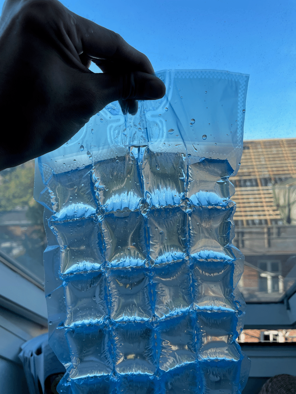 袋の中に水を入れてみるとよくわかるのですが、袋は格子状に分かれています。例えるなら羽毛布団やダウンのような感じかなぁ。それぞれの格子は、小さな切れ目でつながっているので、水を注ぐと次々と水が入っていって満杯になります。  画像4