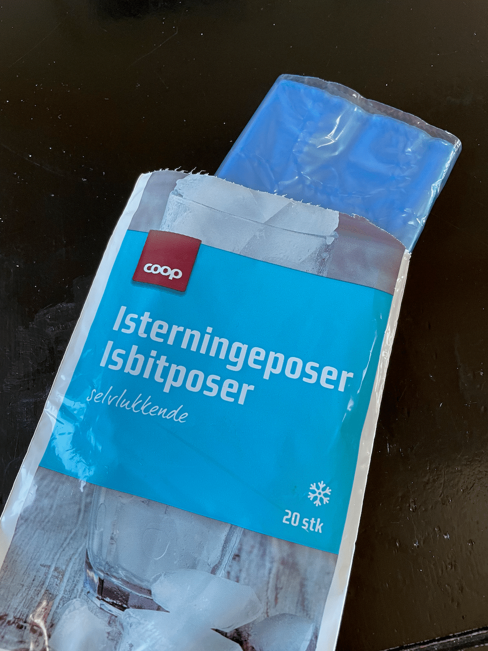 夏に欠かせないモノと言えば「氷」🧊🧊!! 日本なら製氷機付きの冷蔵庫や製氷トレーが活躍しますが、デンマークでは独特なアイテムが登場します。それがこちらの「Isterningeposer」という不思議な袋!! 画像1