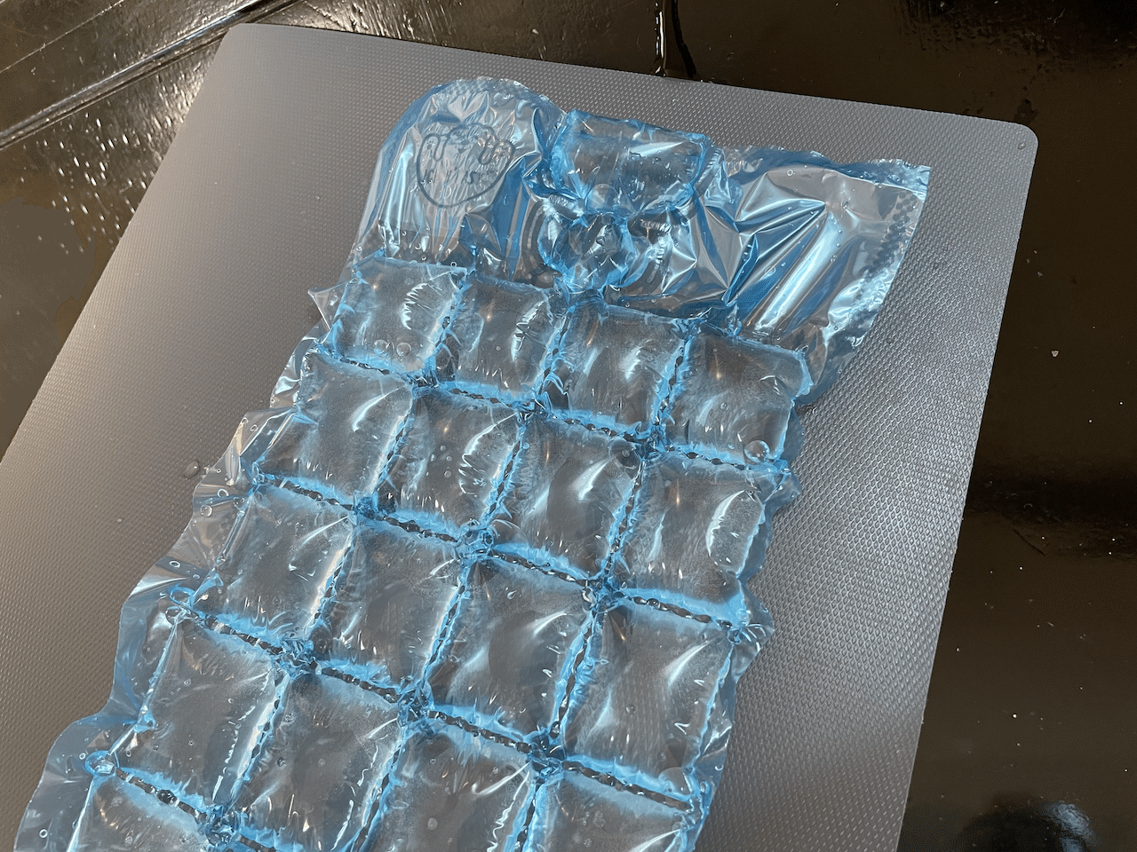 満杯になったら、袋をいったん逆さにします。するとアラっ不思議! 水が漏れないのです! 実はこの注ぎ口は逆流しないような工夫がしてあるので水が漏れないのです(縛っているわけではないので、強く押したり、曲げたりすると漏れちゃいます) おもしろい〜! 実は、「格子状に水が入り、逆流しない袋」というのは、デンマーク人のErling Vangedal-Nielsenさんが1977年に発明したもの。なんとっデンマーク発なんです! 画像5