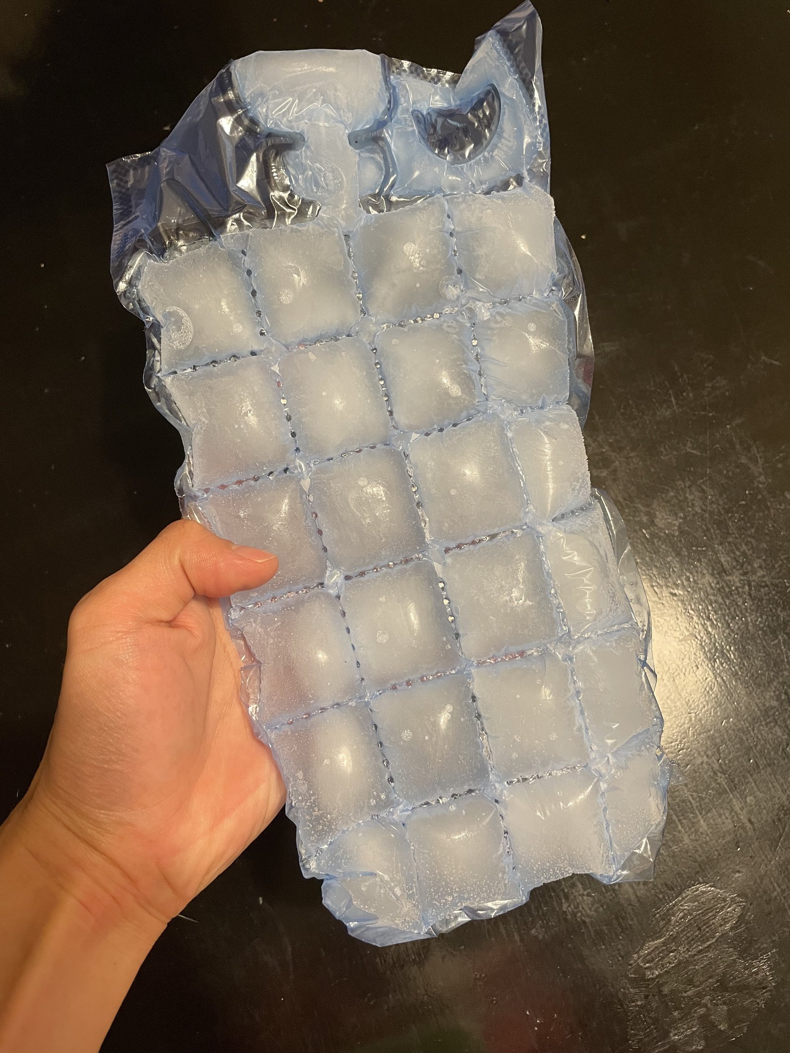 そのまま冷凍庫に一晩入れておくと、ほら!こんな感じにカチンカチンに凍っています。 画像6