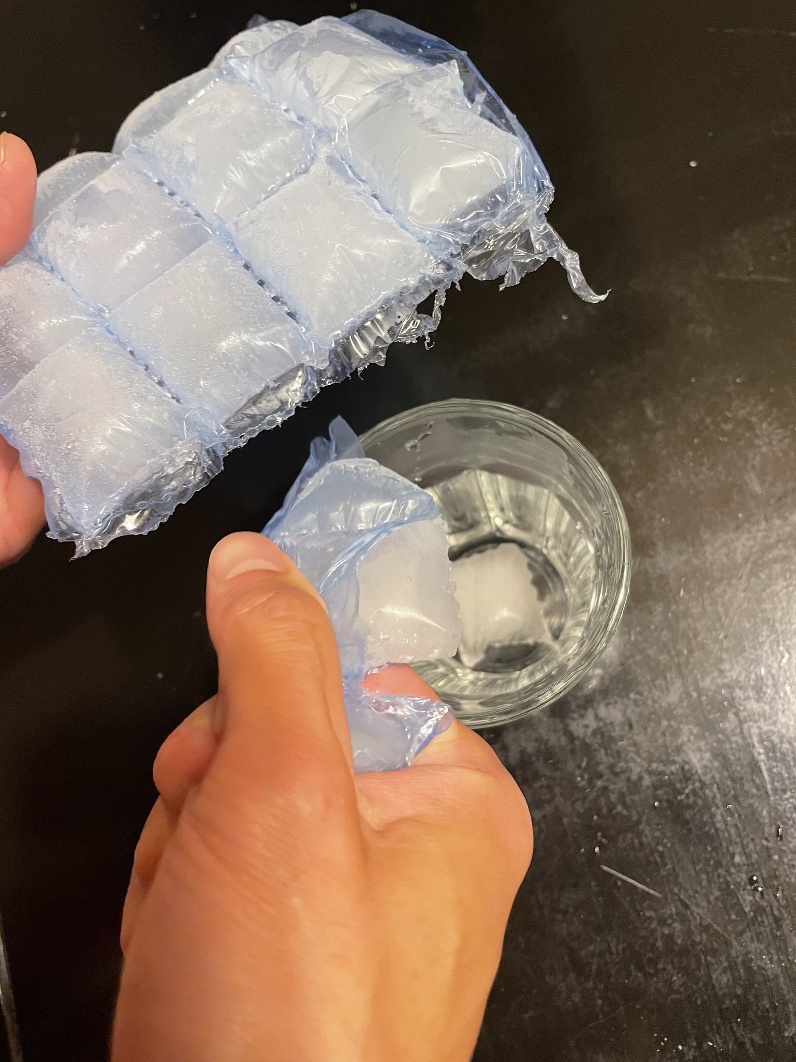 使い方はとても簡単で、格子の切れ目にそって袋を破っちゃいます。そうすると、中の氷がポロリ、ポロリと出てくるのです。余った氷は割らずに冷凍庫に戻せば後で使えます。 今日はこれでハイボール🥃 画像7