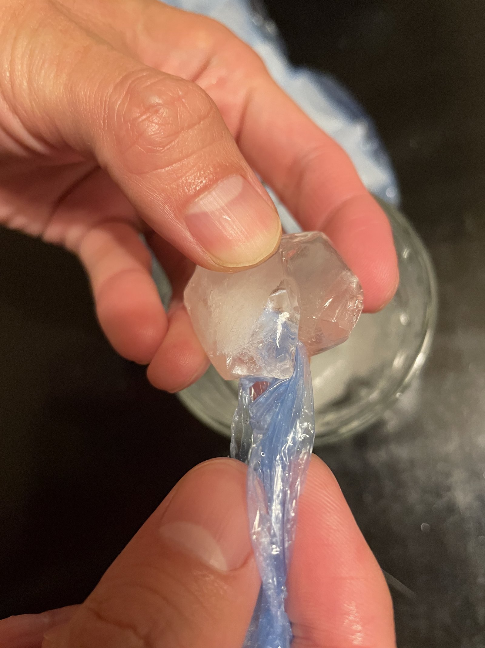 また、凍らせる際に袋を挟んだまま凍ってしまう部分があったりすると、袋が取れないことがあります😅 こうなると、ちょっと力を入れて引き抜くしかありません (笑) 画像9