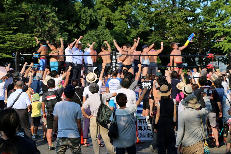 今日の一枚は公園でプロレス（撮影は2016年7月）。たまたま通りかかった公園でプロレスをやっているという不思議な光景に出会いました。そして今日７月２２日は「海の日」です。海の恩恵に感謝するとともに、海洋国日本の繁栄を願う「海の日」は7月の第3月曜日に定められていましたが、今年（2021年）に限りオリンピックのため、「海の日」は7月22日に、「スポーツの日」は7月23日に、「山の日」は8月8日になりました。