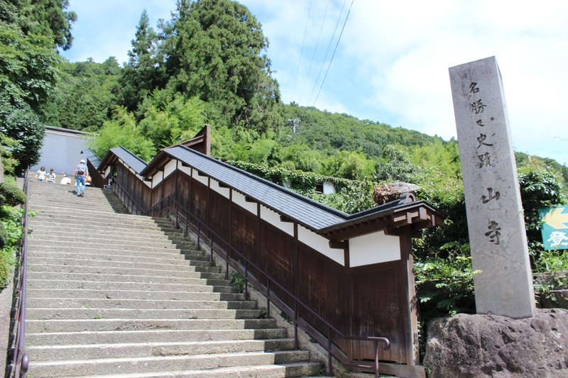 こちらは山形県にある立石寺。４年前に家族旅行で行きました