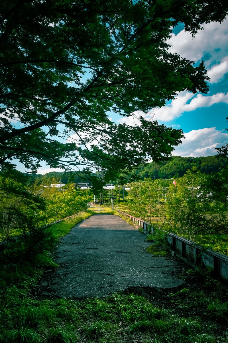 昭和４年11月竣工，旧甲州街道の山梨県と長野県の県境に架かった旧国界橋．昭和40年までは現国道20号として使われていた橋ながら，欄干が低いことが特徴．