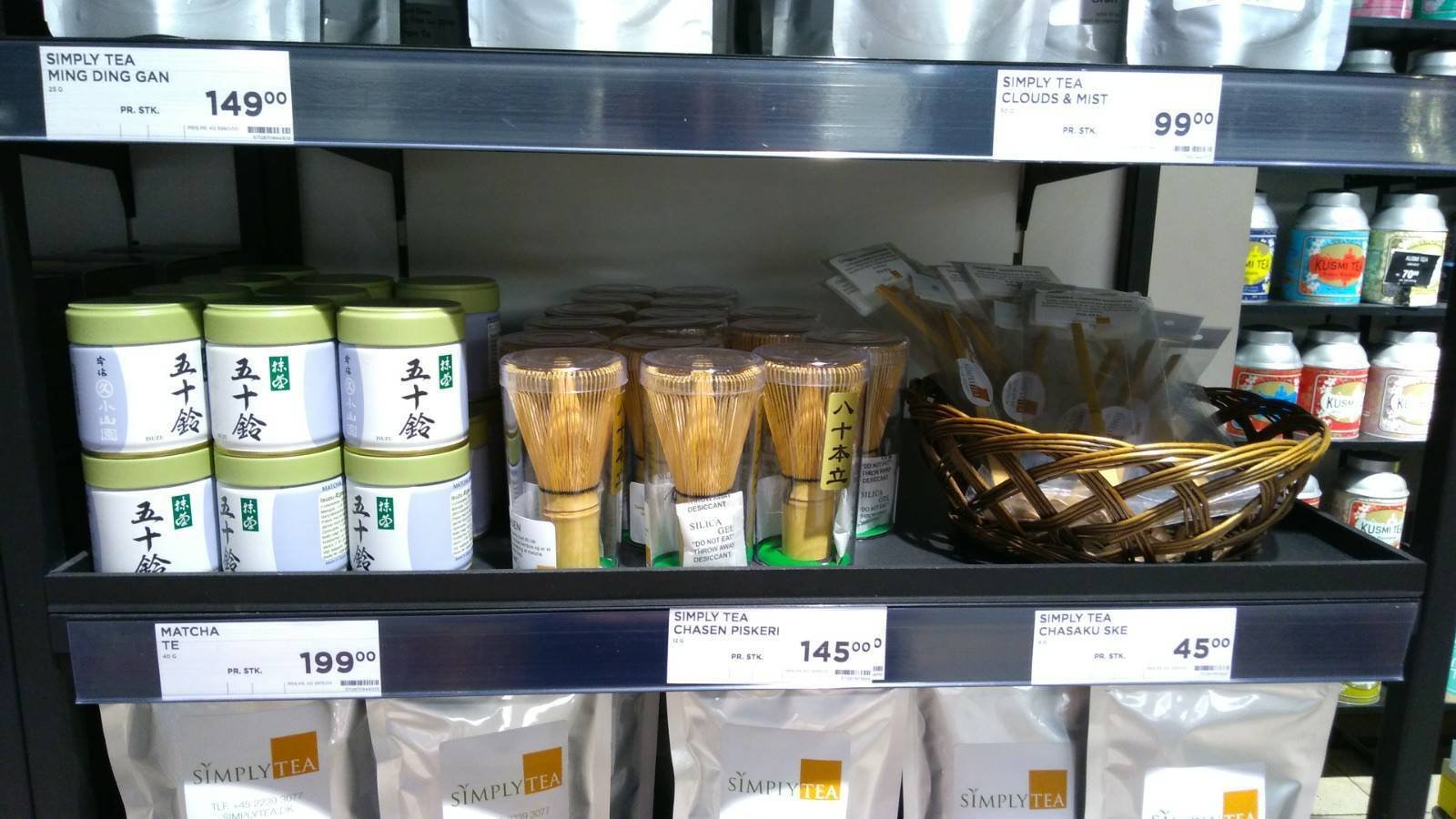 こちらは正真正銘の日本のお抹茶セット。昨今、抹茶は人気が急上昇中。Salling百貨店の商品棚に並んでいたのですが、40グラムの抹茶が199クローネ(3,600円ぐらい)なので、日本の2倍弱ぐらいのお値段でしょうか。 画像4