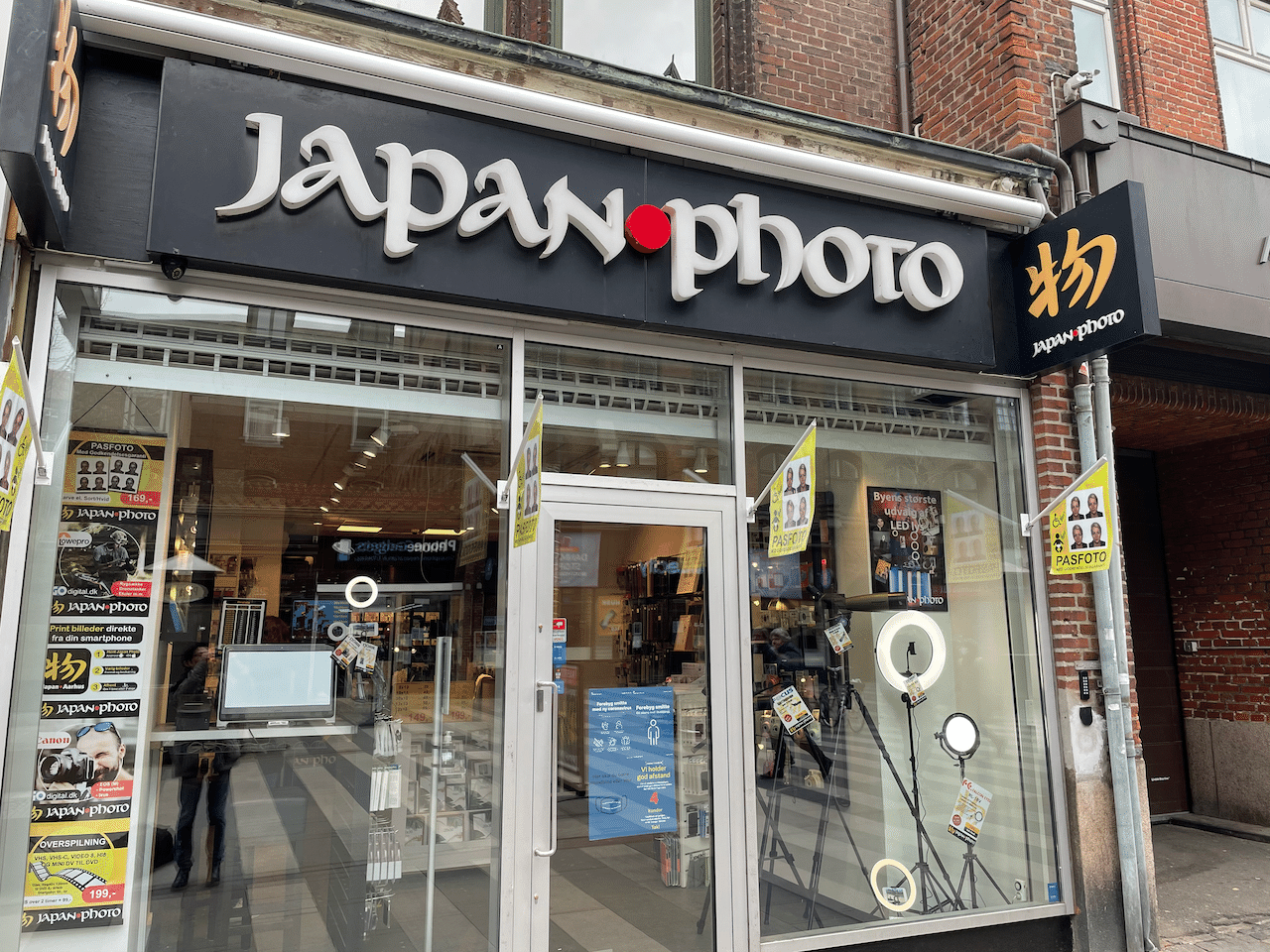 オーフスの街中を歩いていると、「ありゃー、日本にインスパイアされちゃったか〜」と思われるものを見かけることがあります。今日はそういったお店や商品をご紹介! ちなみにJapan Photoは、オーフスに2店舗ある写真屋さん。デンマークにはオーフスにしかないのですが、なんとノルウェーでは23店舗もあるそうです! 画像1