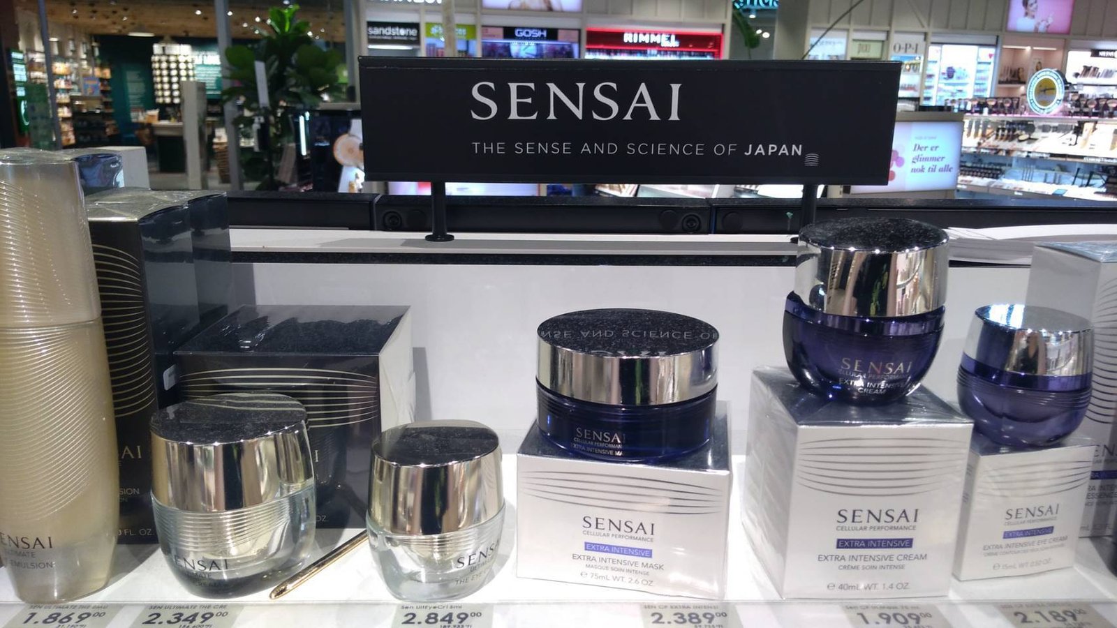 こちらはお化粧品。SENSAIという商品名は日本語の「繊細」から来ているそうです。実はこれも正真正銘の日本ブランド。初めてみたなぁと思ったら、カネボウが欧州向けにスタートした高級化粧品なのですね。2019年9月には日本に逆上陸したという記事を見つけました(2019年8月からデンマークにいるので入れ違いになりました 😆) 画像5
