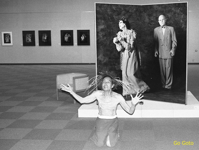 これは2000年7月、山形美術館での「細江英公の写真 1950-2000」展のオープニング。山形出身の細江さんが故郷に錦を飾った瞬間。舞踏家・土方巽をモデルに秋田県を中心に撮影された「鎌鼬」など名作が並ぶ前で、二人の盟友である大野一雄さんが舞踏を披露した。