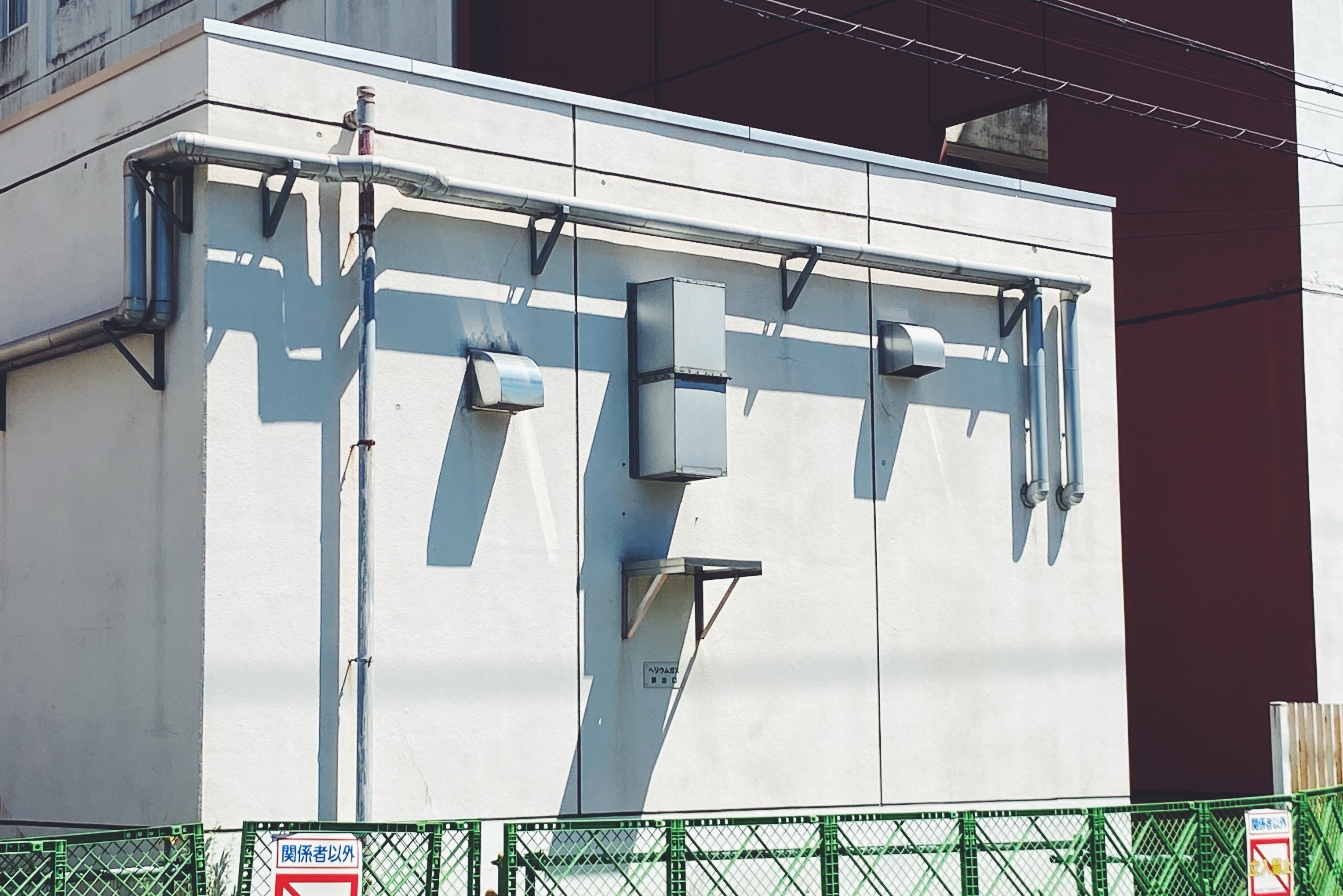 顔に見える建物の排気ダクト 3328 稲垣純也 Note