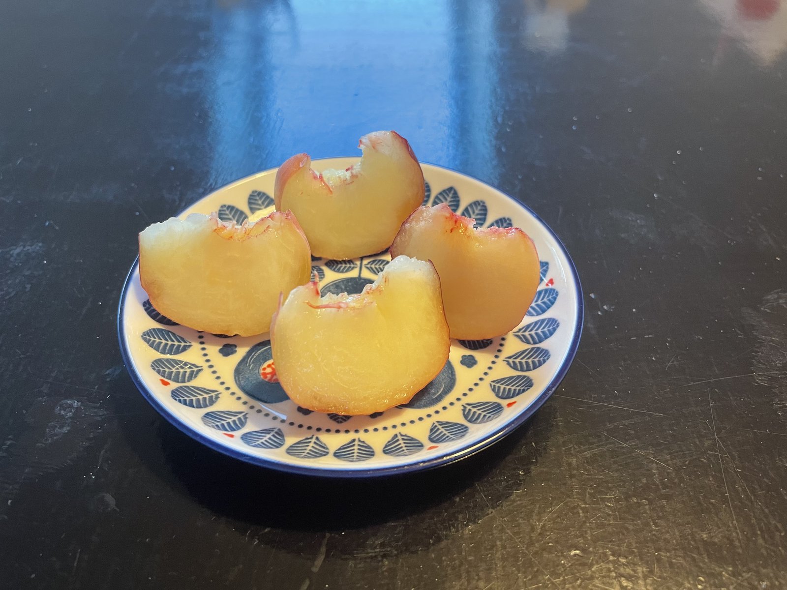 ただしっ! 蟠桃は熟すタイミングがちょっと難しいフルーツ💦 ちょっと固い状態でも美味しいのですが、熟すとほっぺが落ちるぐらい甘くなるのでやっぱり熟させたい! そう思って常温で置いておくと、たった1日で熟しすぎて痛んでしまうことも。 なので、最近は一晩(長くても1日)だけ常温で置いておき、次の日からは冷蔵庫に入れてから、1日1個ずつ楽しみながら異なる熟成度(?)を楽しむようにしています。 画像4
