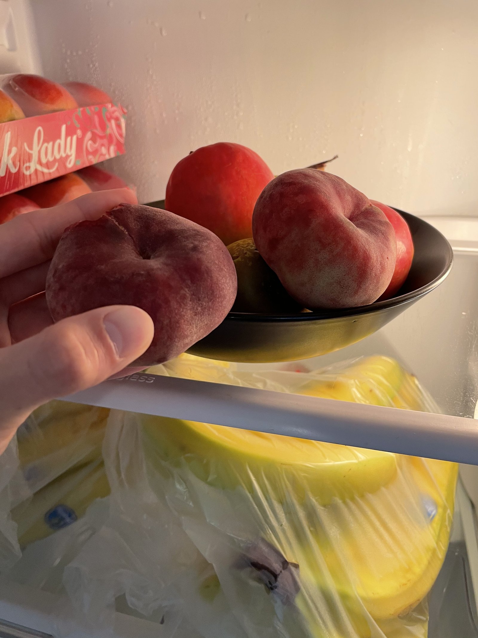 僕が勤めている会社では、冷蔵庫の中におやつ用のフルーツが入っています。自由に食べてOKなのですが、夏は蟠桃がメニューに加わるので「おやつっ!おやつの時間っ!」と言いながら甘い幸せを楽しんでいます🤣 画像5