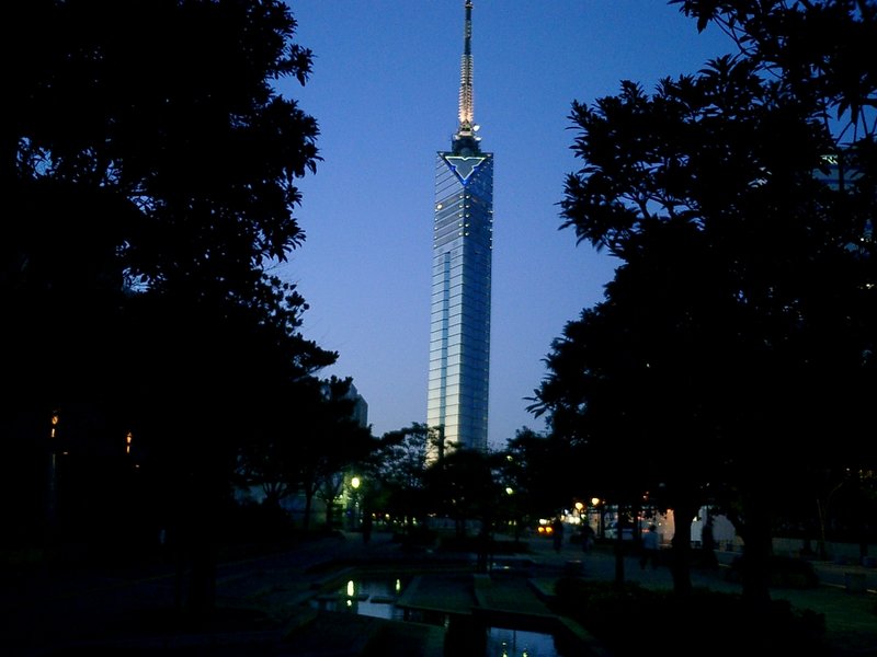 はい！毎週日曜夕方恒例の、写真からパワーもらおうのお時間です。　今日は、福岡県にある「福岡タワー」です。ご存知の方も多いかと思います(^^)　寄せ書きRADIOの収録前にぼーろ先生と福岡タワーの話が出たので、昔撮った写真を引っ張り出してきました(^^;)　九州はまた曇ってきました…お互いいろいろ気をつけていきましょう…。　そして。企画の一枚をお待ちの皆さま、もう少々お待ちください…テーマはもう決めておりますが(^^;)　ひとまず、まあ、明日からもぼちぼちと・・・(^^;)