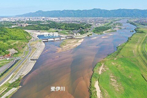 空撮：河川：川底に沈殿した砂鉄が流紋を描いている斐伊川（島根県出雲市）。中国山地の花崗岩には砂鉄分が多く含まれていて、風化して自然に流出したり、江戸時代中期からはたたら製鉄のために人為的に砂鉄を取り出したり（鉄穴流し）して、下流まで流れ下ってきている。