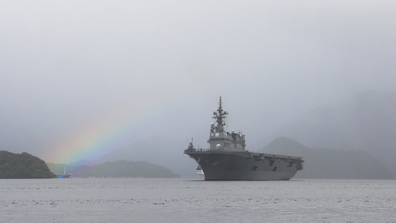 雨の中、護衛艦「ひゅうが」が入港してきました。「虹が出たらいいのに」と思っていたら、本当に虹がでました(^^)