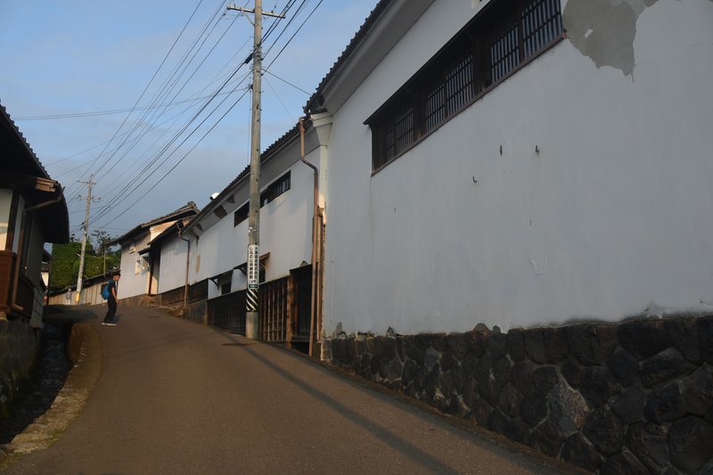 #135と同じく茂田井宿の道風景．朝日に照らされた蔵の白壁が囲う印象的な道．