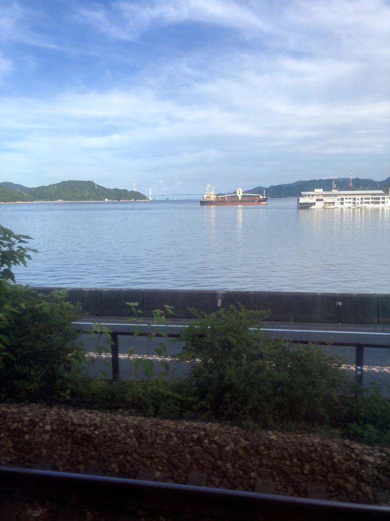 写真に見える海は、瀬戸内海である。写真中央に見える橋はおそらく因島大橋であろう。因島と向島を繋いでいる橋で、今治、尾道間を繋ぐしまなみ海道にある。昔はよく自転車で走ったものだ。