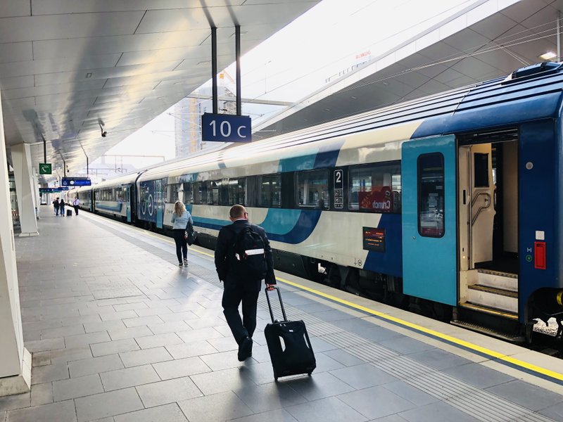 オーストリアのウィーン中央駅からハンガリー行きの国際特急に乗り込む。朝早い時間だったが乗車率100%だった。