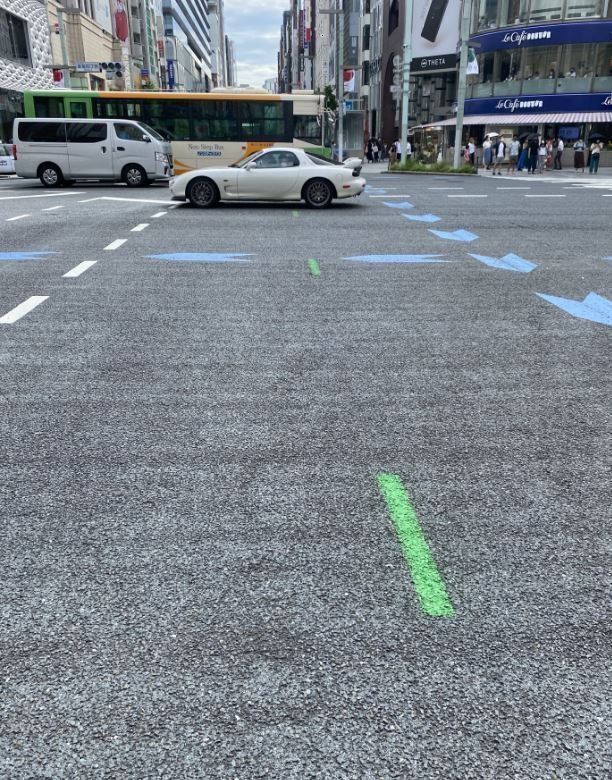 銀座四丁目交差点の道路に突如出現 2本の緑色の破線の道路標示 道路標識マニア Note 銀座四丁目交差点の道路に突如出現 2本の緑色の破線の道路標示 道路標識マニア Note