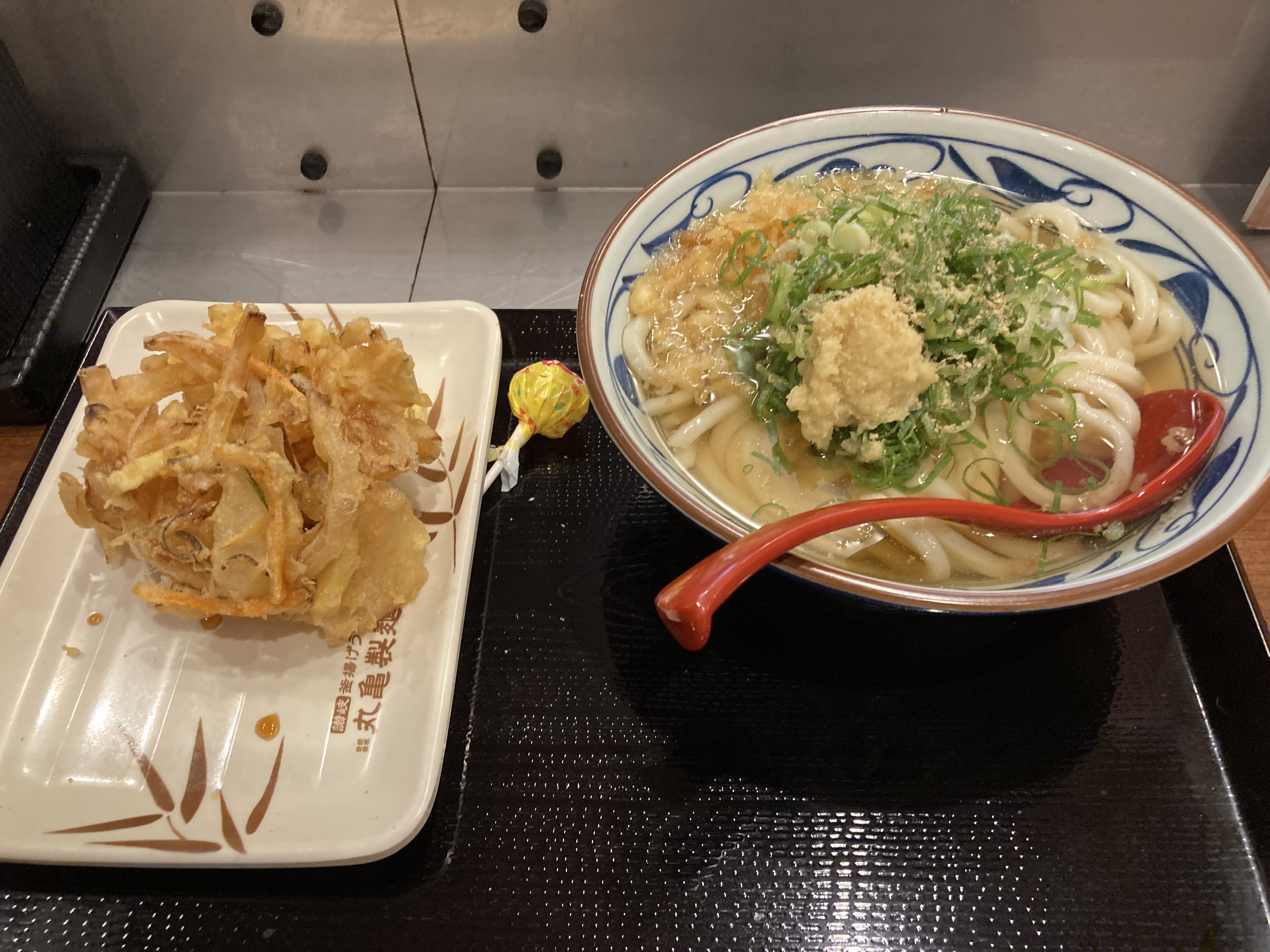 丸亀製麺のかけうどんとかき揚げ Hackai Watanabe Note