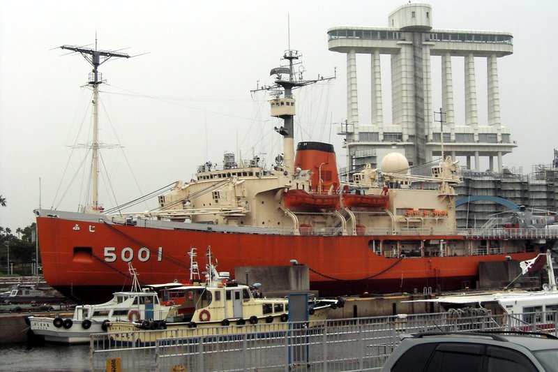 今日の一枚は「南極観測船ふじ（撮影：2004年9月）」です。ふじは、二代目の南極観測船で、日本では初となる極地用の本格的な砕氷艦として建造されました。自衛艦としては初のヘリコプター搭載艦でもあります。１８年間活躍し現在は、名古屋港ガーデンふ頭に船まるごとが展示されています。