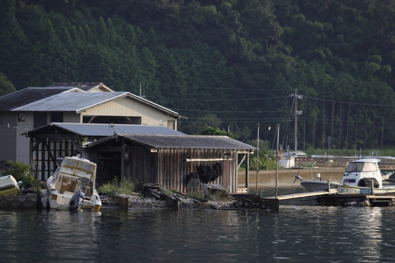 舟屋と桟橋のある家。釣り好きには、たまらない環境ですね。